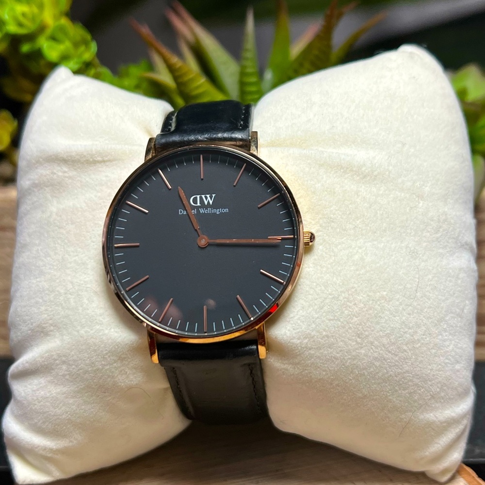 Daniel Wellington Genuine Leather Watch ⌚️✨